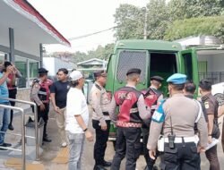 Polisi Amankan Keberangkatan Terdakwa Charlie Chandra Menuju Sidang Vonis di PN Tangerang