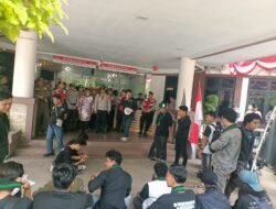 Polresta Tangerang Amankan Aksi Unjuk Rasa HMI di Kantor Inspektorat Kab. Tangerang