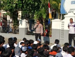 Kapolsek Balaraja Polresta Tangerang Menjadi Pembina Upacara Bendera di SMK PGRI Sukamulya serta Berikan Pembinaan Siswa