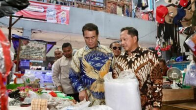 Tinjau Pasar Palimo Palembang, Mendagri dan Mentan Pastikan Distribusi Beras SPHP Lancar dan Terjangkau