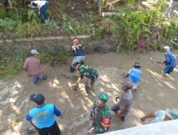 Aksi Nyata Anggota Koramil 02/Taman Bersama Masyarakat Kerja Bakti Bersihkan Sungai