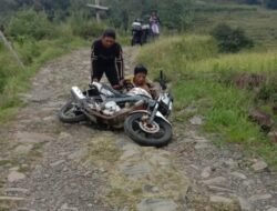 Warga Terjatuh di Jalan Rusak Dukuh Planjan, Janji Pembangunan Sejak 2012 Hanya Isapan Jempol