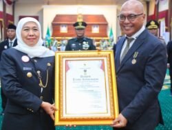 Ketua Umum PWI Pusat Akhmad Munir Terima Lencana Kehormatan “Jer Basuki Mawa Beya” dari Gubernur Jatim