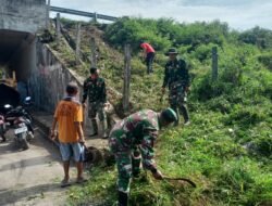 Pelopor Dalam Kemanunggalan TNI dan Rakyat, Babinsa Sitemu Ajak Masyarakat Bersihkan Lingkungan di Bahu Jalan Tol