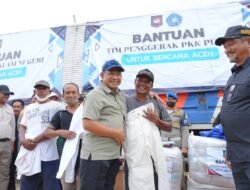 Kunjungi Aceh Tamiang, Mendagri Tito Serahkan Bantuan untuk Masyarakat Terdampak Bencana