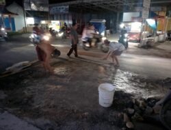 Warga Desa Sidodadi Gotong Royong Perbaiki Jalan Berlubang di Depan Bank Lampung Sidomulyo