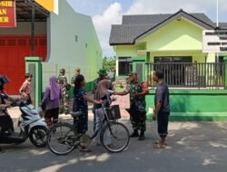 Danramil 02/Taman Pimpin Kegiatan Jumat Berkah, Bagikan Nasi Kotak kepada Warga