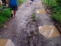 “Warga Kampung Barahat Lame Desa Cileles Tigaraksa Minta Kepada Gubernur Banten Bangun Jalan Penghubung Dua Desa Lewat Program ” Bang Andra Bangun Jalan Desa Sejahtera “