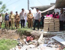 Kapolresta Tangerang dan Ketua Bhayangkari Salurkan Bantuan untuk Korban Tanah Longsor di Cisoka