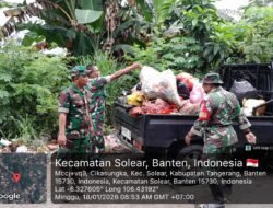 Wujud Nyata Kepedulian Lingkungan, Babinsa Koramil 13/Cisoka Bersihkan Sampah