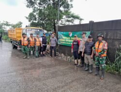 Penanganan Darurat Sampah, Babinsa Koramil 02/Curug Angkut Sampah
