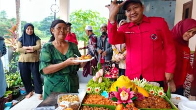 Rayakan Milad Ibu Megawati Ke-79, H. Wawan Sumarwan Potong Tumpeng Bersama Warga Terdampak Banjir