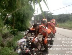 Satgas Sampah Koramil 01/Teluknaga Bersihkan Sampah di Wilayah Desa Pangkalan