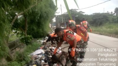 Satgas Sampah Koramil 01/Teluknaga Bersihkan Sampah di Wilayah Desa Pangkalan