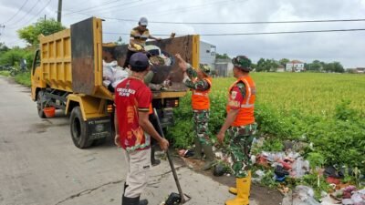 Satgas Sampah Kodim 0510/Trs Bersihkan Jalan Gandaria-Kresek