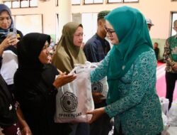 Staf Ahli TP PKK Pusat Yane Ardian Serahkan Bantuan untuk Korban Bencana di Kabupaten Agam