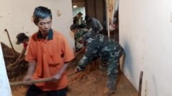 Babinsa Koramil 12/Watukumpul Sigap Tangani Longsor di Desa Jojogan