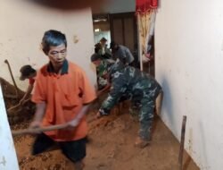 Babinsa Koramil 12/Watukumpul Sigap Tangani Longsor di Desa Jojogan