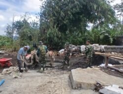 Kolaborasi Koramil 13/Pulosari Bersama Warga dan Relawan Bangun Jembatan Bailey di Desa Penakir