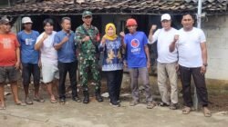 Sosial Kemasyarakatan, Babinsa Bersama Kades Bedah Rumah Warga Tidak Layak Huni