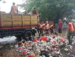 Satgas Sampah Koramil 10/Sepatan Angkut Sampah di Jalan Raya Mauk