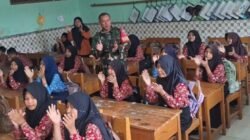 Babinsa Masuk Ruang Kelas, Kobarkan Semangat Belajar Siswa SD N Cikuya 01