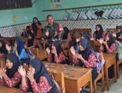 Babinsa Masuk Ruang Kelas, Kobarkan Semangat Belajar Siswa SD N Cikuya 01