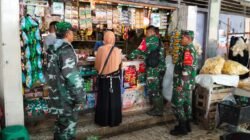Monitoring Ketersediaan dan Harga Sembako, Anggota Koramil 02/Taman Aktif Turun ke Pasar Tradisional
