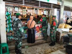 Monitoring Ketersediaan dan Harga Sembako, Anggota Koramil 02/Taman Aktif Turun ke Pasar Tradisional