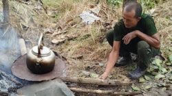 Semangat Pantang Menyerah, Satgas TMMD 127 Brebes Rebus Air Pakai Ketel Seadanya di Lokasi Pembuatan Jalan