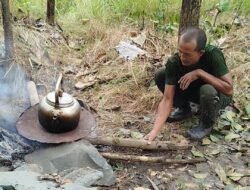 Semangat Pantang Menyerah, Satgas TMMD 127 Brebes Rebus Air Pakai Ketel Seadanya di Lokasi Pembuatan Jalan