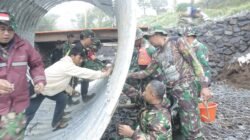 Kodim 0711/Pemalang Laksanakan Karya Bakti Pembuatan Jembatan Bailey dan Armco di Penakir