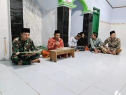 Tingkatkan Iman dan Taqwa, Babinsa Koramil 05/Ulujami Laksanakan Sholat Tarawih di Desa Binaan