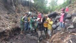 Babinsa Koramil 13/Pulosari Gotong Royong Bantu Pembuatan Jembatan Armco di Desa Penakir