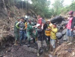 Babinsa Koramil 13/Pulosari Gotong Royong Bantu Pembuatan Jembatan Armco di Desa Penakir