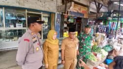 Danramil 04/Comal Bersama Forkopimcam Monitoring Stabilitas Harga dan Ketersediaan Sembako di Pasar Tradisional Comal