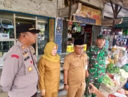 Danramil 04/Comal Bersama Forkopimcam Monitoring Stabilitas Harga dan Ketersediaan Sembako di Pasar Tradisional Comal