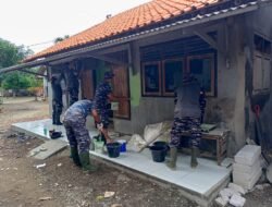 TNI AL Bersinergi Percantik Rumah Bu Caski Dalam Program RTLH