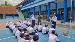 Selain Pembangunan Fisik, Anggota Satgas TMMD Cikuya Gembleng Kedisiplinan Siswa SMPN 2 Banjarharjo