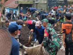 Koramil 13/Pulosari Gotong Royong Bersihkan Lokasi Pasca Banjir Bandang di Desa Penakir