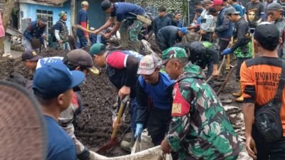 Koramil 13/Pulosari Gotong Royong Bersihkan Lokasi Pasca Banjir Bandang di Desa Penakir