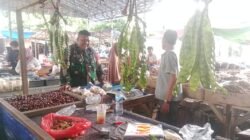 Babinsa Koramil 14/Panongan Pantau Harga Sembako di Pasar Tradisional Ranca Iyuh