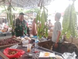 Babinsa Koramil 14/Panongan Pantau Harga Sembako di Pasar Tradisional Ranca Iyuh