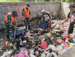 Koramil 09/Mauk Kerahkan Satgas Sampah Bergerak Cepat Bersihkan Sampah di Ketapang
