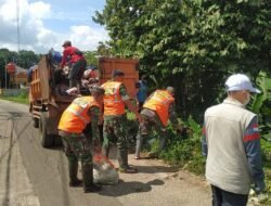 Satgas Sampah Koramil 14/Panongan Bersinergi Bersihkan Lingkungan di Desa Ranca Kalapa