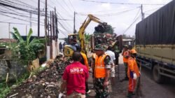 Satgas Sampah Kerahkan Alat Berat Angkut Sampah Yang Menumpuk