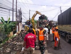 Satgas Sampah Kerahkan Alat Berat Angkut Sampah Yang Menumpuk