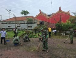 Koramil 04/Comal Terjun Langsung dalam Gerakan Indonesia ASRI di Klenteng Tin An Bio Purwoharjo