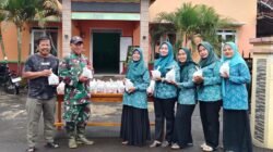 Ramadhan Penuh Berkah, Satgas TMMD Brebes dan Pemdes Cikuya Berbagi Takjil