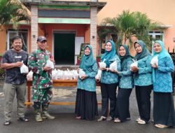 Ramadhan Penuh Berkah, Satgas TMMD Brebes dan Pemdes Cikuya Berbagi Takjil